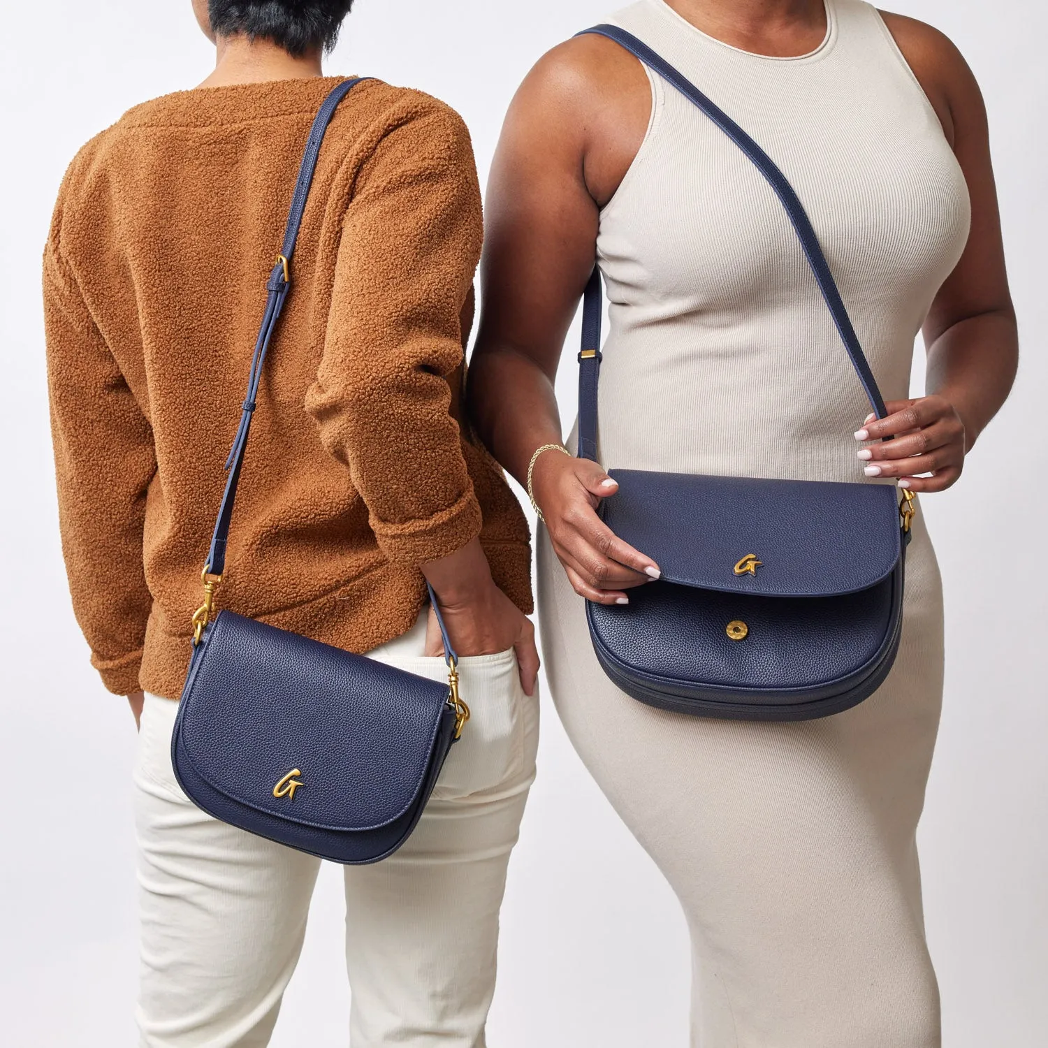 MEDIUM PEBBLE SHOULDER BAG - NAVY