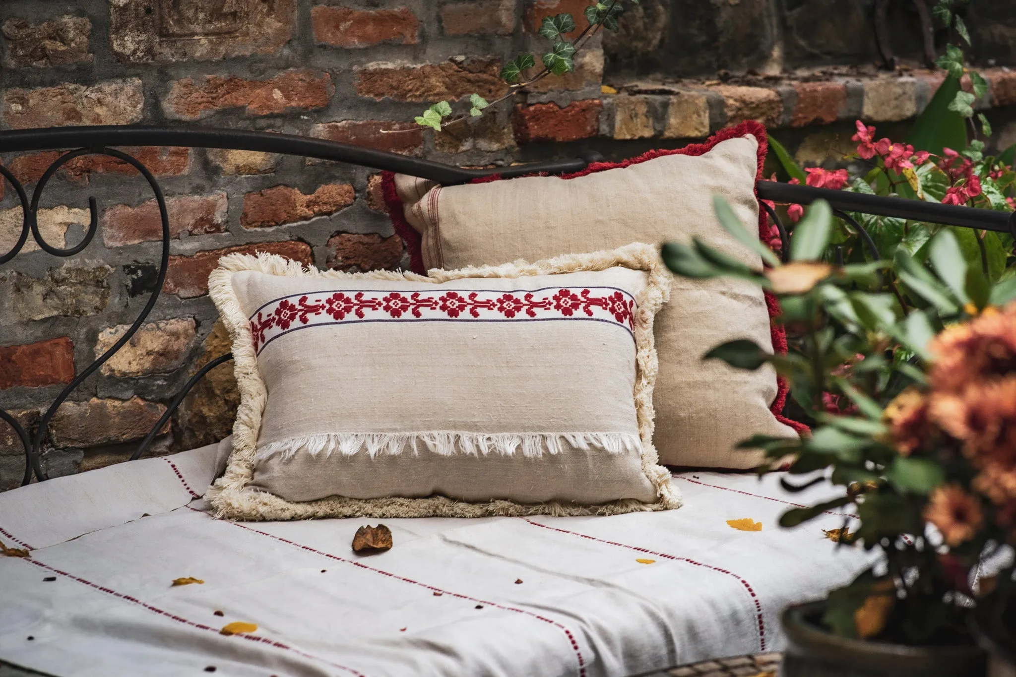 Pillow: Handwoven antique Hungarian hemp - P059