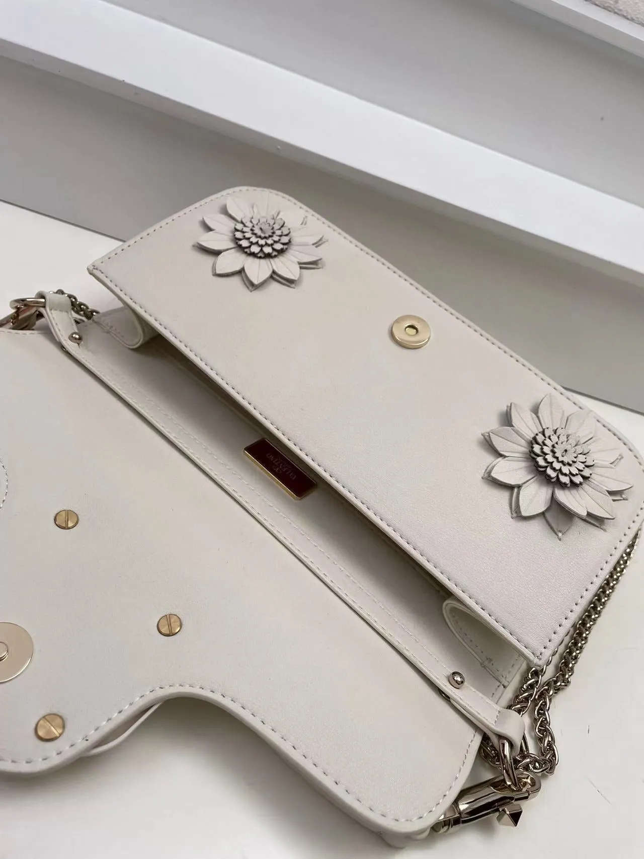 VLTN083 LOCÒ SHOULDER BAG WITH APPLIQUE FLOWERS / W10.6xH5.1xD2.3 in